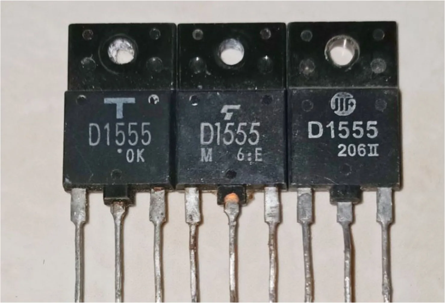 persamaan transistor d1555