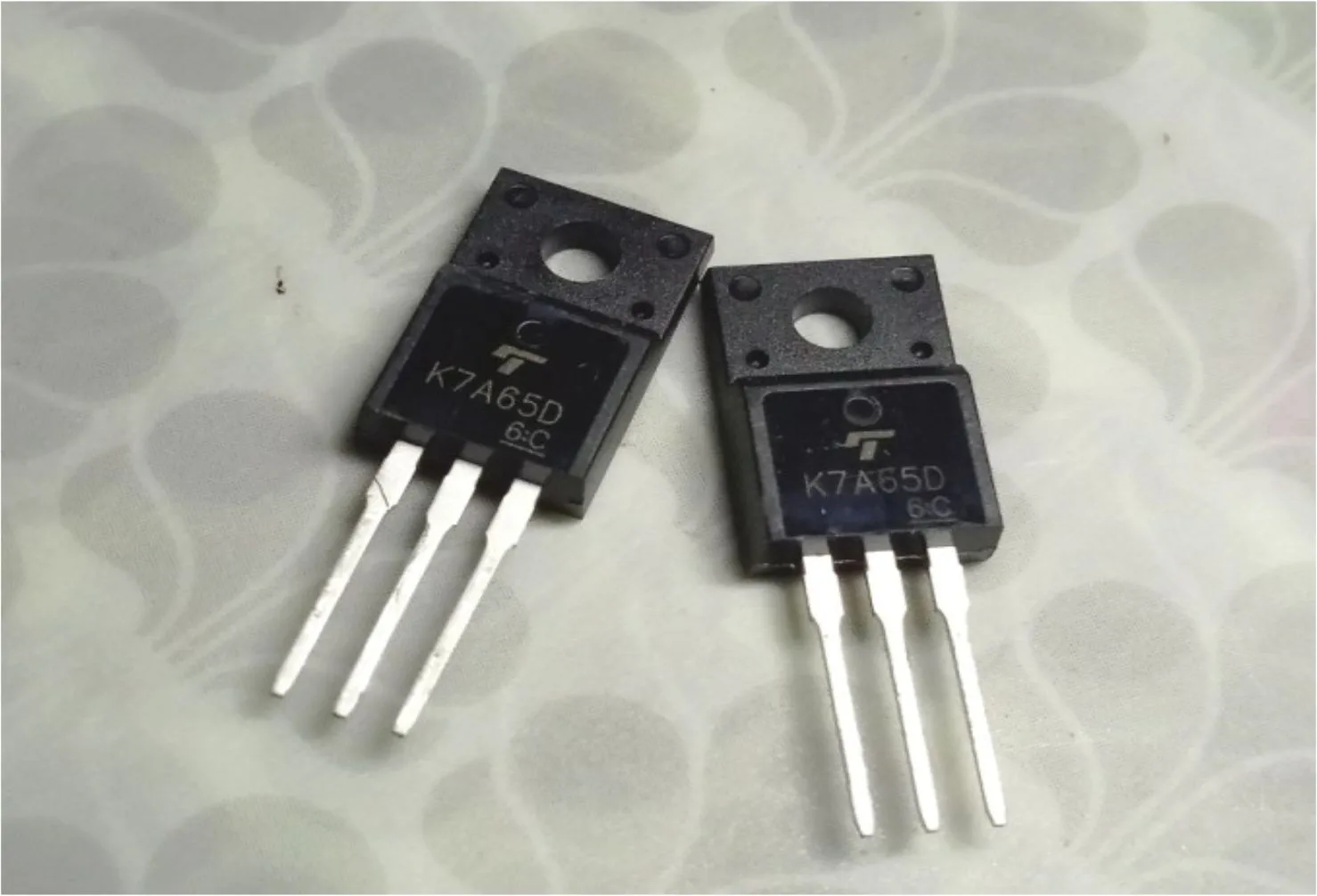 persamaan transistor k7a65d